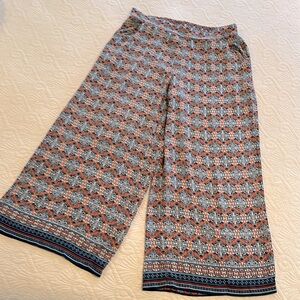 Wide Leg, elastic waistband, light, flowy pants.